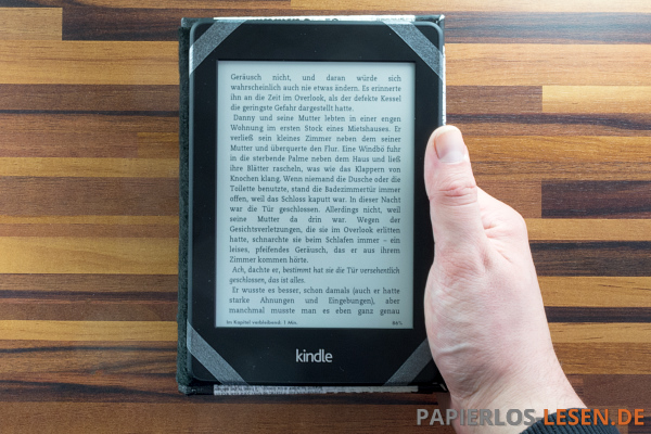 mosushuelle_fuer_kindle_paperwhite_in_der_hand