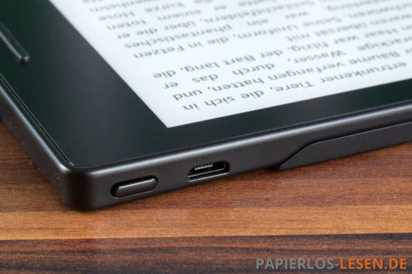 Kindle Oasis: Powerknopf und Micro-USB-Anschluss an der Oberseite
