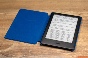 Amazons Kindle (2019) in der blauen Originalhülle