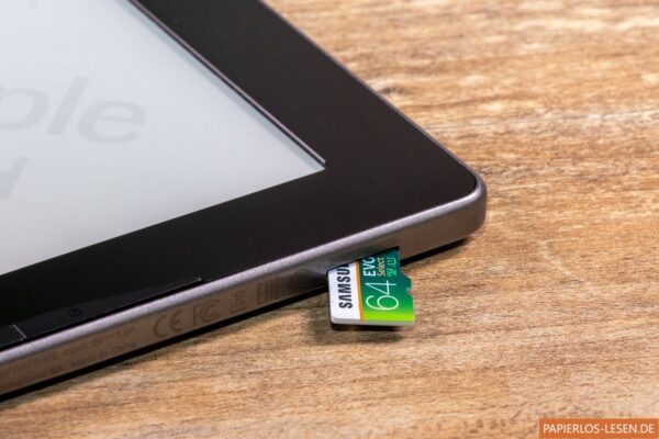 PocketBook Inkpad Lite: Micro-SD-Karte schaut aus dem Slot heraus