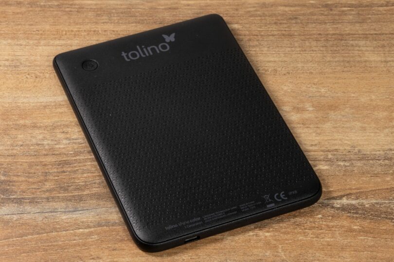 Tolino Shine 5 bzw. Color - Rückseite des Gerätes mit Einschalter links oben und USB-Anschluss an der Unterseite links